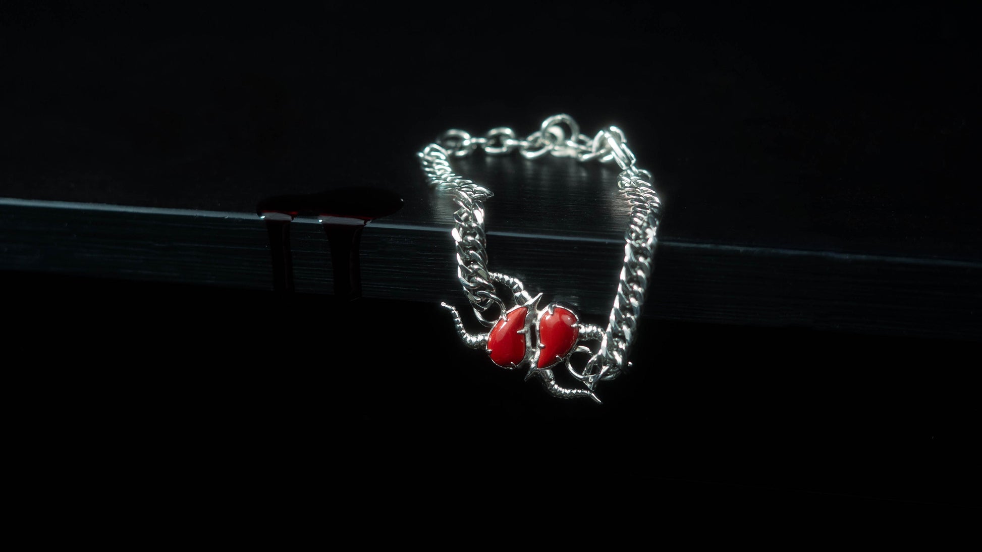 Bracelet Rakhs First Blood porté au poignet – style gothique alt