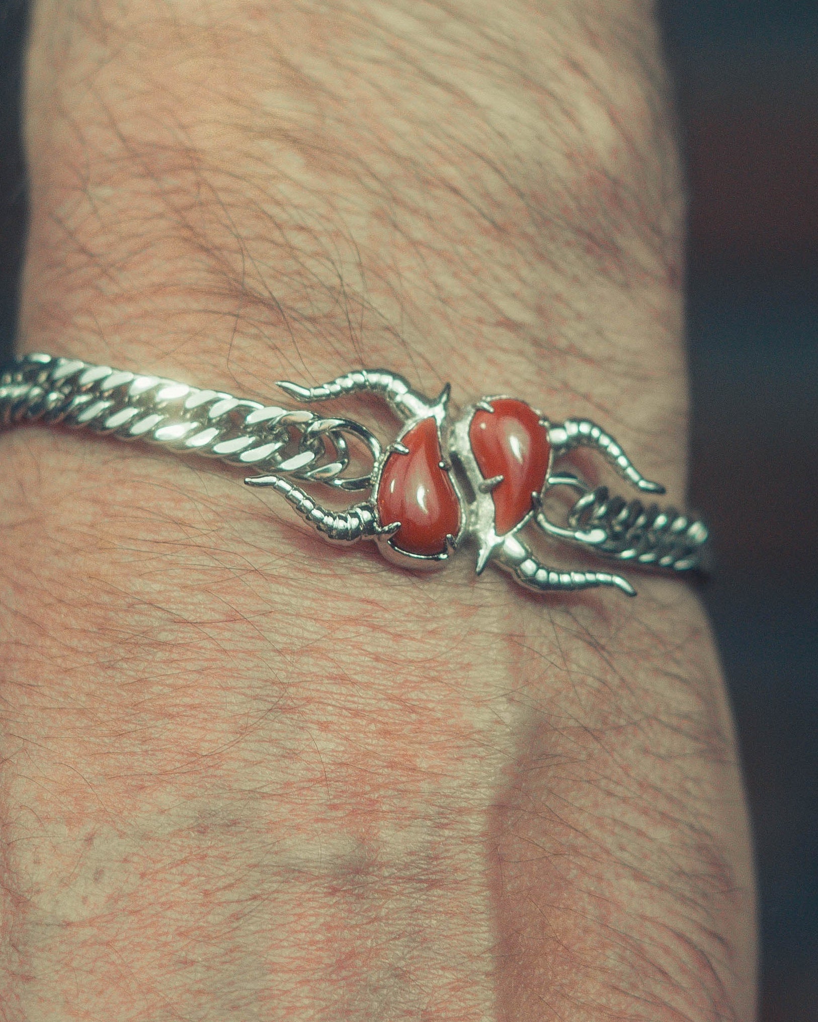 Détail bracelet First Blood – pierre jaspe rouge naturelle et maillons acier