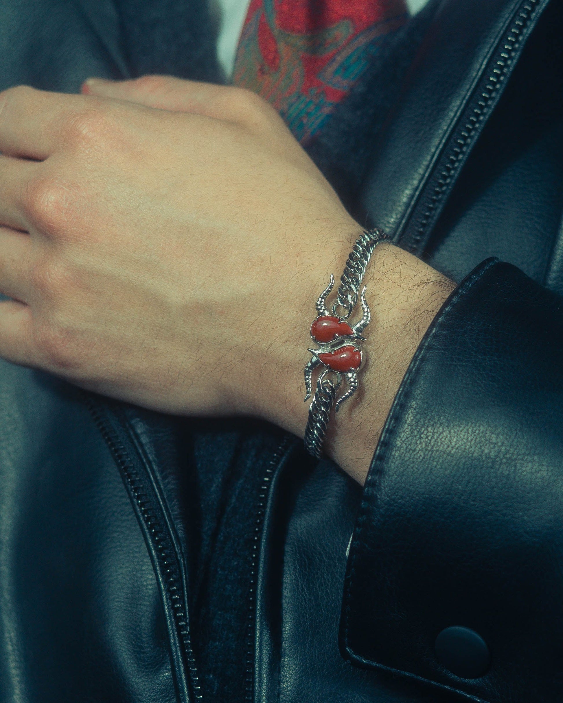 Packshot bracelet First Blood Rakhs – vue de face sur fond sombre